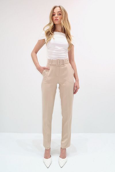 Trend Alaçatı Stili Beigefarbene Damenhose mit doppelter Tasche, plissiertem Bund und Gürtel, gerade Passform ALC-X8177