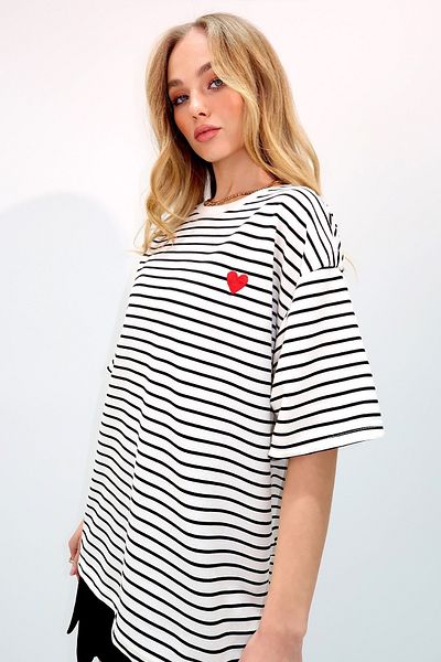 Trend Alaçatı Stili Oversize tričko s černými pruhy – výstřih s výstřihem a vyšívaným srdcem Alc-X13435