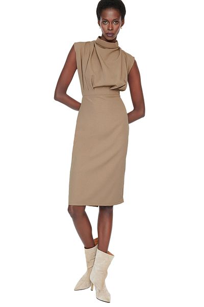 Trendyol Collection Kamelfarbenes Midikleid mit Stehkragen – Figurformendes Kleid mit Bleistiftrock TWOAW20EL0311