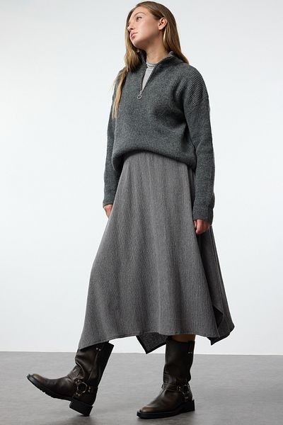 Trendyol Collection Antracitová midi sukně s detailem rozparku – rozšířená textura, Twoaw25et00106