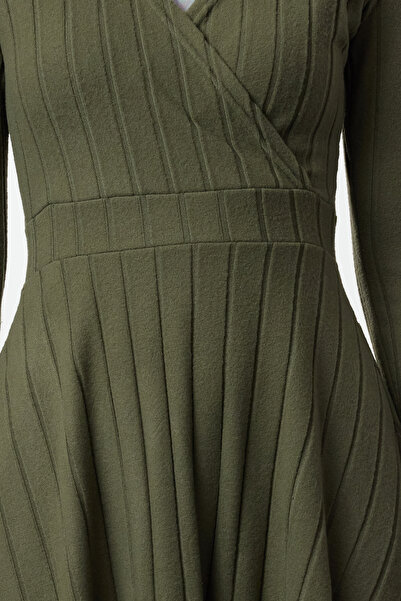 Trendyol Collection Μαύρο πλεκτό φόρεμα με ελαστικό κορδόνι μίντι - διπλό στήθος, γιακάς για σκέιτερ - TWOAW25EL00511