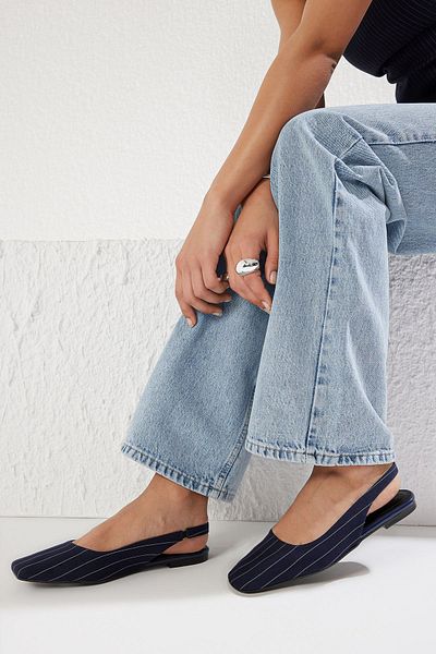 TRENDYOL SHOES Marineblau gestreifte Damen-Ballerinas mit quadratischer Zehenpartie und offenem Rücken TAKSS25BE00015
