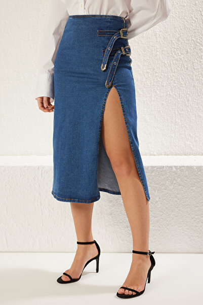 Trendyol Collection Magas derekú Midi farmer szoknya kék hasított derékpánt kiegészítővel TWOSS25ET00020