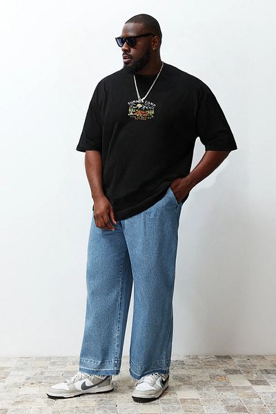 Trendyol Collection Schwarzes, übergroßes/breites Lesim-T-Shirt mit Rundhalsausschnitt in Übergröße