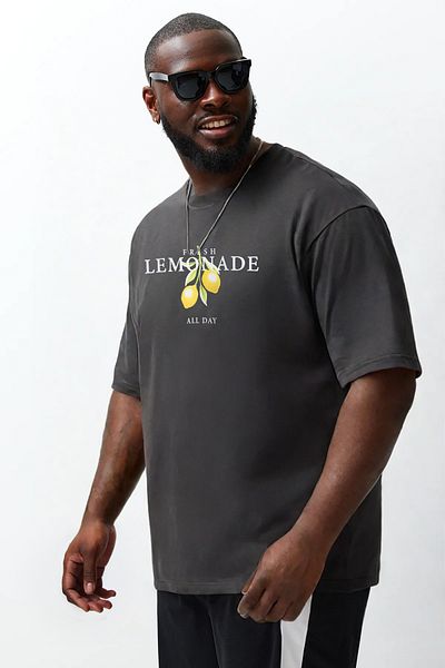 Trendyol Collection Anthrazitfarbenes, übergroßes/breites T-Shirt mit Rundhalsausschnitt und Zitronenmuster in Übergröße