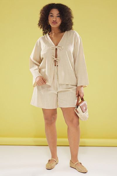 Trendyol Curve Beigefarbener V-Ausschnitt mit Schnürung, detaillierter Baumwoll-Flam-Beachwear-Anzug in Übergröße TBBSS25CP00012