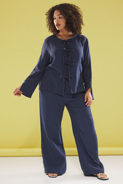 Trendyol Curve Marineblauer Baumwollanzug mit Musselin-Schleife in Übergröße – TBBSS25CP00009