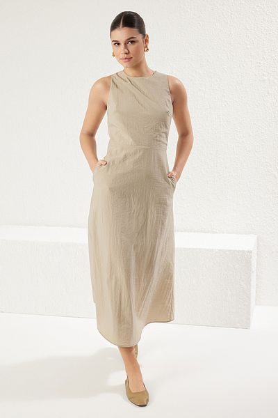 Trendyol Collection Σκούρο μπεζ Midi υφαντό φόρεμα σε γραμμή Α με λεπτομέρεια στην πλάτη TWOSS25EL00398