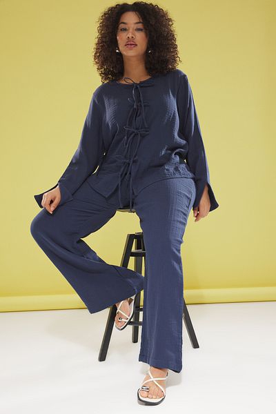 Trendyol Curve Marineblauer Baumwollanzug mit Musselin-Schleife in Übergröße – TBBSS25CP00009
