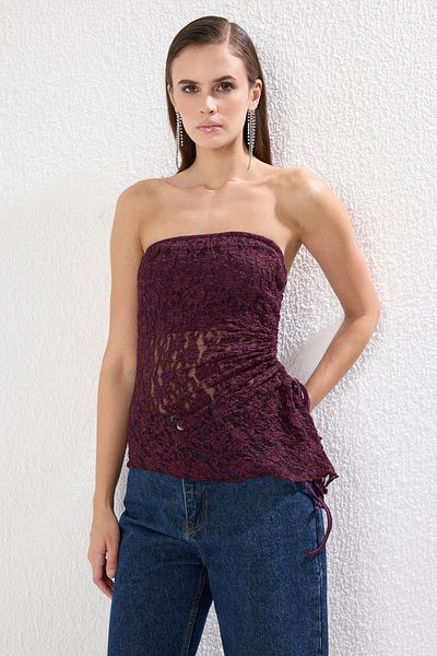 Trendyol Collection Burgunderrote, trägerlose, gestrickte, stilvolle Bluse aus Spitze TPRSS25BZ00033