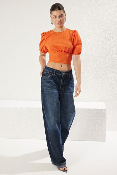 Trendyol Collection Orangefarbene Crop-Webbluse mit tiefem Rückenausschnitt und Bindedetail TWOSS25BZ00239