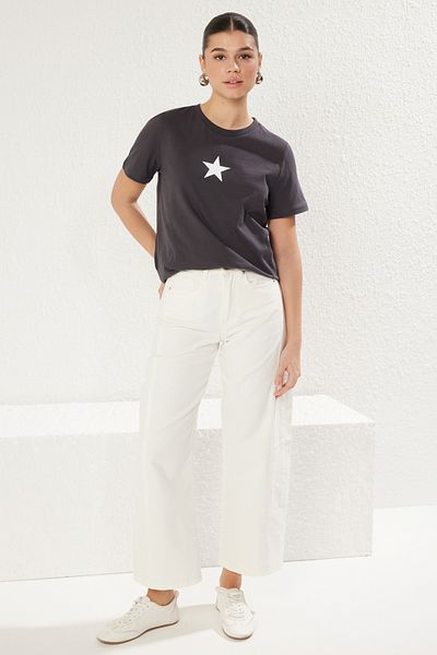 Trendyol Collection Antracitové pletené tričko s hvězdicovým potiskem – 100% bavlna, výstřih, Regular Fit TWOSS24TS00095