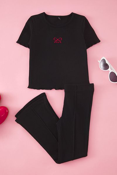 TRENDYOLKIDS Schwarzes, mit Baumwolle besticktes T-Shirt und ausgestellte Leggings für Mädchen – TKDSS25AU00021