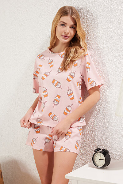 Trendyol Collection Rosafarbenes, bedrucktes, gestricktes Freizeit-Pyjama-Set aus 100 % Baumwolle THMSS25PT00176