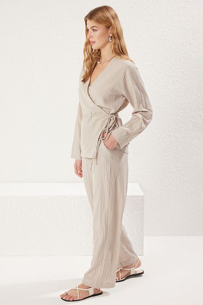 Trendyol Collection Beigefarbenes, gewebtes zweireihiges Blusen- und Hosen-Set – Bindedetail TWOSS25AU00042