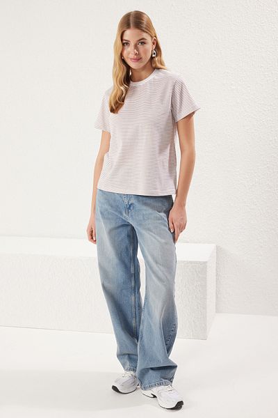 Trendyol Collection Плетена тениска с кръгло деколте и норки в цвят екрю Premium Basic Regular/Normal Fit Twoss23Ts00043