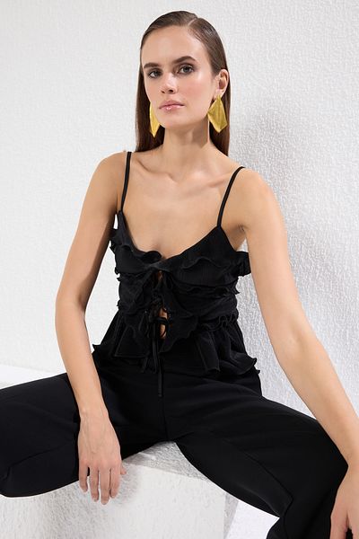 Trendyol Collection Schwarze, plissierte Strickbluse mit Rüschen TPRSS25BZ00017