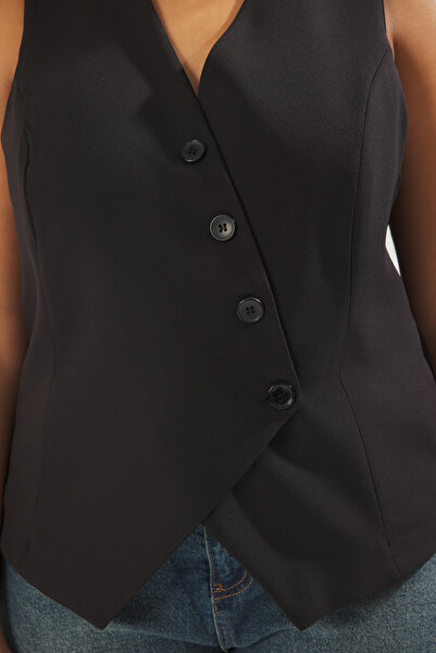 Trendyol Curve Černá tkaná vesta s běžným asymetrickým knoflíkem větší velikosti Tbbss25Bh00000