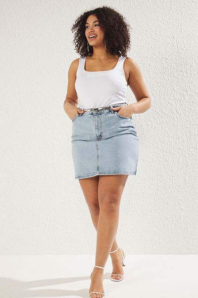 Trendyol Curve Hellblauer Denim-Rock in Übergröße