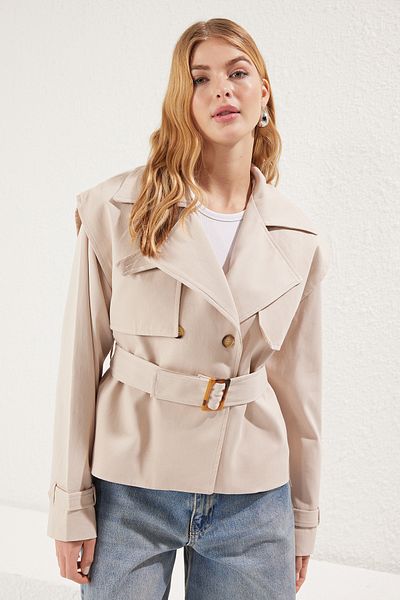 Trendyol Collection Beiger, normaler, kurzer Trenchcoat TWOSS25TR00020