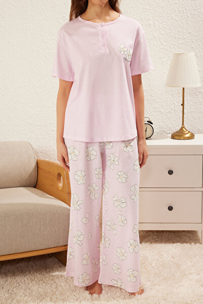 Trendyol Collection Lilafarbenes, gestricktes Pyjama-Set aus 100 % Baumwolle mit Blumenmuster – Knopfleiste, THMSS25PT00179