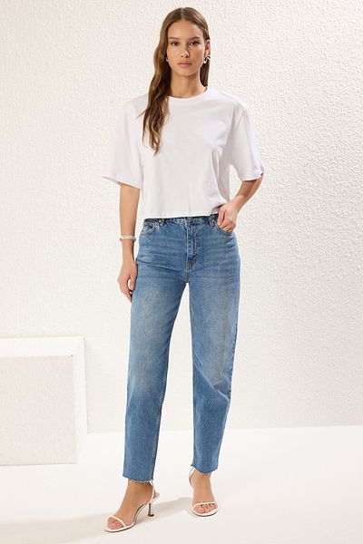 Trendyol Collection Hellblaue, bequeme Mom-Jeans mit Ausschnitten und normaler Taille TWOSS25JE00096