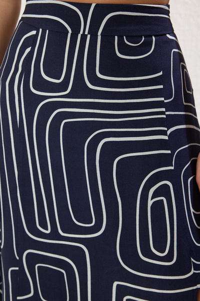 Trendyol Collection Sötét sötétkék mintás hasított részlet viszkóz Midi szőtt szoknya TWOAW20ET0205