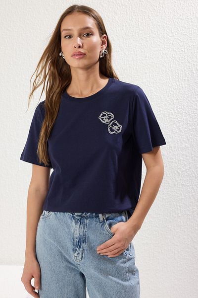 Trendyol Collection 100% pamut sötétkék virágos hímzéses póló - normál szabású TWOSS25TS00042