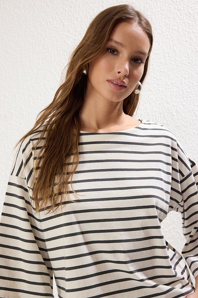 Trendyol Collection Ecru gestreiftes T-Shirt mit dreiviertellangen Ärmeln und normaler Passform