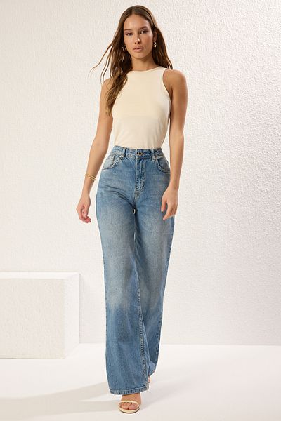 Trendyol Collection Blaue Jeans mit hoher Taille und weitem Bein TWOSS25JE00172