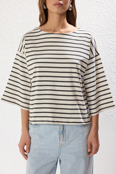 Trendyol Collection Πλεκτό μπλουζάκι από χοντρό βαμβάκι με ρίγες εκρού, κανονικό/κανονικό καλούπι, μανίκια τριών τετάρτων TWOSS25TS00115