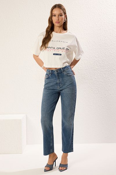 Trendyol Collection Blaue, gerade Jeans mit hoher Taille und Ausschnitten TWOAW25JE00307