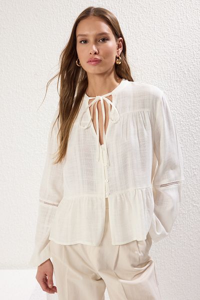 Trendyol Collection Cămașă albă din bumbac cu detaliu din dantelă - Regular Fit TWOSS25GO00038