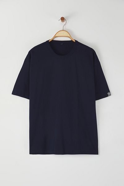 Trendyol Collection Marineblaues T-Shirt aus Baumwolle mit übergroßem Kragen und detailliertem Etikett – TMNSS25TS00057
