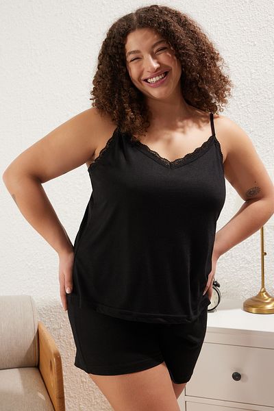 Trendyol Curve Schwarzes, mit Spitze verziertes, gestricktes Pyjama-Set aus Viskose mit Seilträgern TBBSS25AI00014
