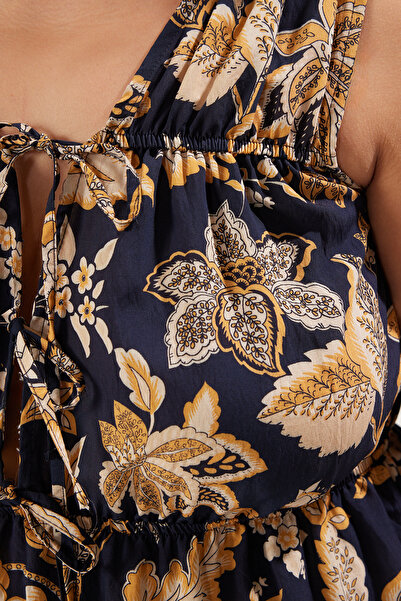 Trendyol Curve Vícebarevné letní květinové midi tkané šaty velké velikosti bez rukávů TBBSS25AH00033