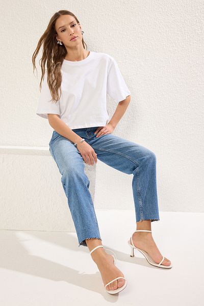 Trendyol Collection Hellblaue, bequeme Mom-Jeans mit Ausschnitten und normaler Taille TWOSS25JE00096