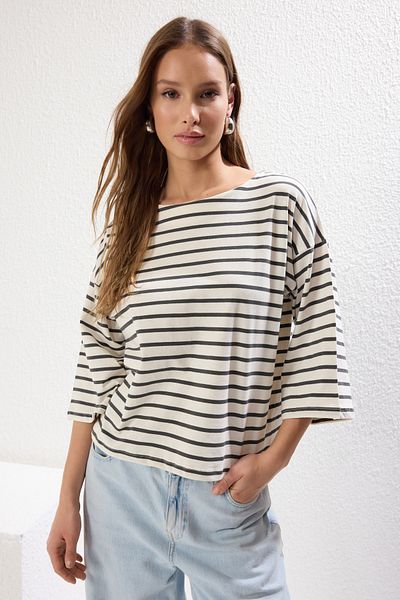 Trendyol Collection Ecru gestreiftes T-Shirt mit dreiviertellangen Ärmeln und normaler Passform