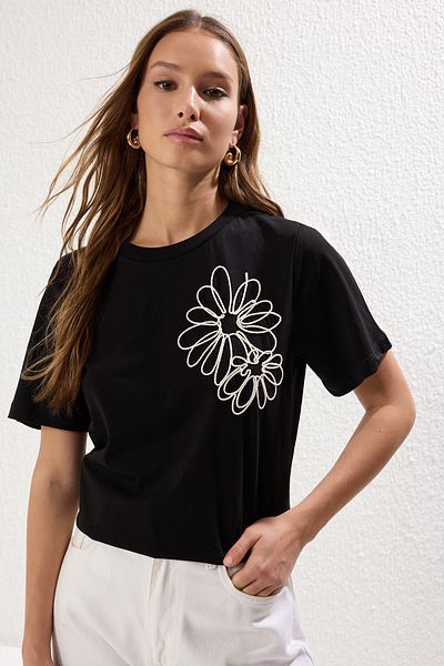 Trendyol Collection Schwarzes T-Shirt aus 100 % Baumwolle mit Blumenstickerei – normale Passform TWOSS25TS00028