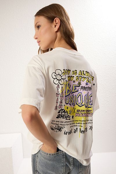 Trendyol Collection Ecrufarbenes, übergroßes bedrucktes Baumwoll-T-Shirt – TWOSS25TS00136