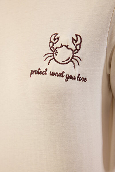 Trendyol Collection 100% βαμβακερό κέντημα - Λεπτομερές μπλουζάκι με αντίθεση TWOSS24TS00037