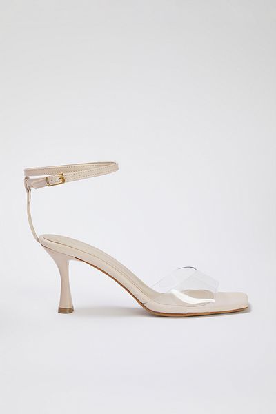 TRENDYOL SHOES Beigefarbene Damen-Sandalen mit quadratischer Zehenpartie, Vinyl-Riemen und Knöchelriemen – TAKSS25TO00011