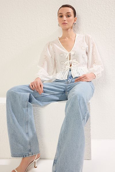 Trendyol Collection Cămașă țesătă cu broderie albă, cu detaliu de legare, obișnuită, obișnuită TWOSS25GO00051