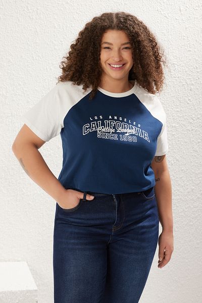 Trendyol Curve Plus Size Niebieski T-shirt z nadrukiem w bloki bawełniane - Tbbss23Bf00014