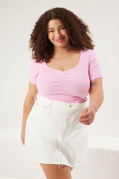 Trendyol Curve Rosa V-Ausschnitt, gerafftes, detailliertes, geripptes Camisole-Bluse in Übergröße TBBSS25AF00054