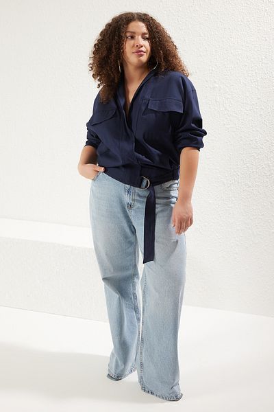 Trendyol Curve Marineblaue, gewebte Jacke aus 100 % Baumwolle in Übergröße mit verstellbarer Taille und Zubehör TBBSS25AG00003