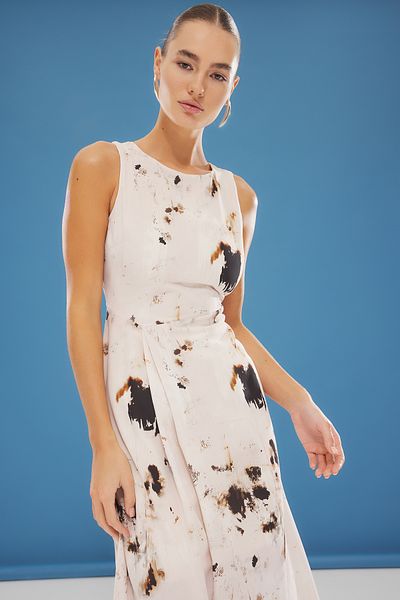 Trendyol Collection Bílé šaty se zvířecím vzorem A-line Midi matné saténové tkané šaty TWOSS25EL00142