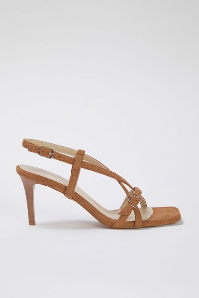 TRENDYOL SHOES Hellbraune Wildleder-Knöchelriemen-Damensandalen mit quadratischer Zehenpartie und dünnem Absatz TAKSS25TO00018