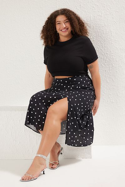 Trendyol Curve Viskose-Midirock mit Herzmuster – mit Schlitz und ohne Futter TBBAW23AZ00032