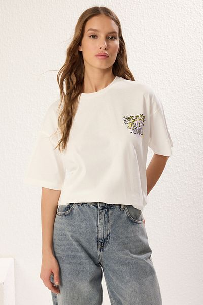 Trendyol Collection Ecrufarbenes, übergroßes bedrucktes Baumwoll-T-Shirt – TWOSS25TS00136
